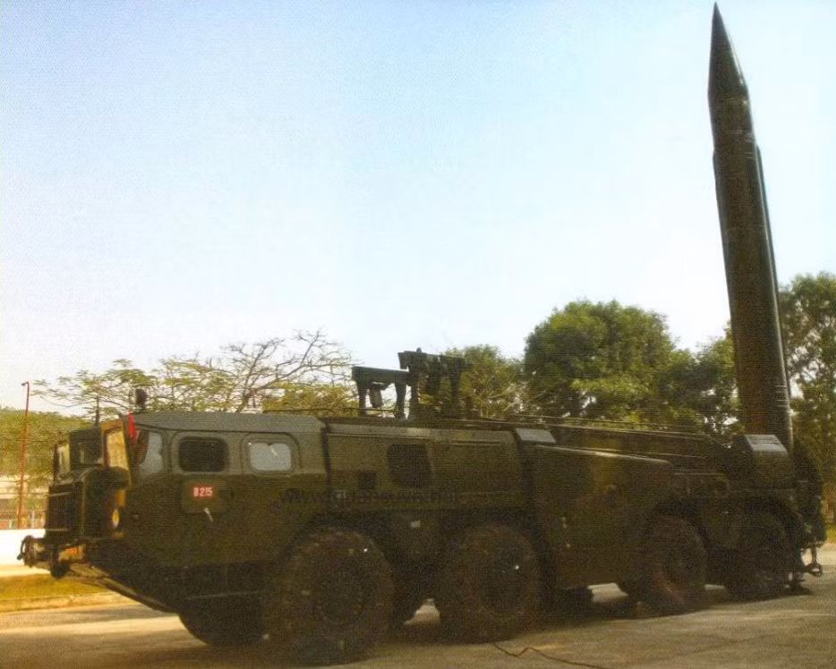 Năm 1989, sau khi hoàn tất mọi thử nghiệm, R-17 Aerofon sẵn sàng chờ tiếp nhận vào lực lượng. Tuy nhiên, nó không bao giờ sản xuất hàng loạt, vì những năm 1980, hệ thống tên lửa đạn đạo chiến dịch – chiến thuật Touhka (SS-21 Scarab) hiện đại hơn đã xuất hiện. Theo một số nguồn tin, sau 1990, nước Nga có xuất khẩu một số lượng không xác định R-17 Aerofon cho các quốc gia có sử dụng Scud. Ảnh: TTVNOL