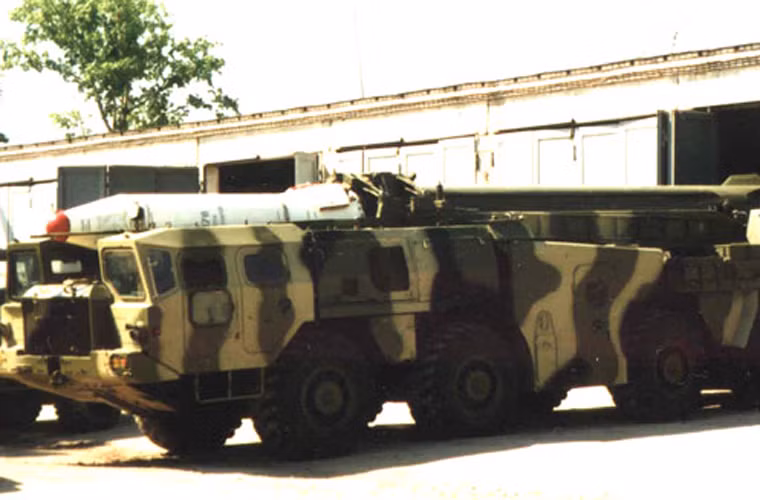 Trong 2 lần bắn thử vào tháng 9-10/1984, R-17 Aerofon đều thất bại. Sau này, nguyên nhân được xác định là do có đám bụi bám ở ống kính quang học, mũi tên lửa. Vấn đề được khắc phục và cuộc thử vào năm 1985 thành công, R-17 Aerofon có bán kính lệch mục tiêu CEP chỉ khoảng 50m – con số cực kỳ ấn tượng. Ảnh: Tên lửa R-17 Aerofon đặt trên bệ phóng tự hành Uragan.