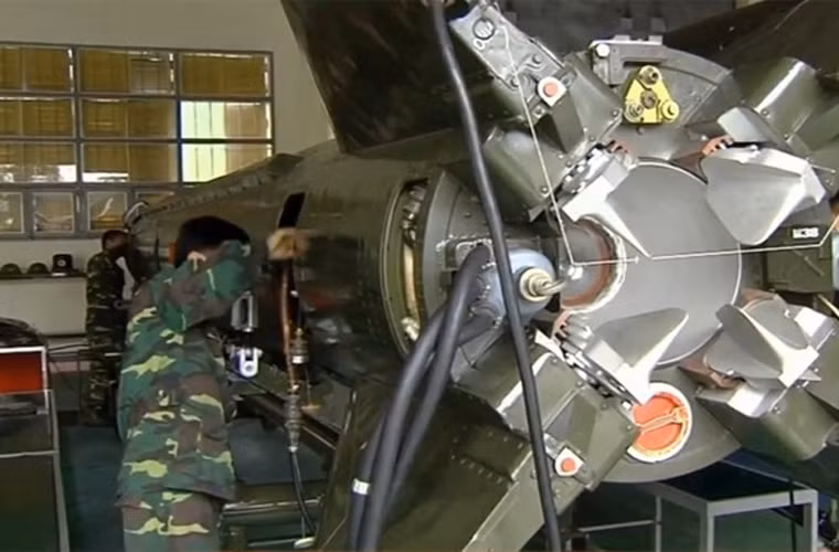 Tuy có sức công phá mạnh mẽ nhưng độ chính xác của tên lửa đạn đạo Scud được đánh giá là rất tồi tệ. Theo các nguồn phương Tây, hệ thống dẫn đường sử dụng 3 con quay hồi chuyển cho phép đạt độ chính xác tương đối, bán kính lệch mục tiêu khoảng 900m. Thế nên, Scud thường được đánh giá là phù hợp để tấn công “diện” – vùng mục tiêu lớn như thành phố đông dân, kho tàng, bến bãi, căn cứ quân sự lớn… Ảnh: QPVN