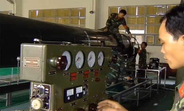 Hiện nay, Việt Nam vẫn đang duy trì ít nhất hai lữ đoàn tên lửa đạn đạo Scud. Dù thời gian sử dụng đã khá lâu, nhưng qua một số hình ảnh được công bố, quân đội ta đã làm chủ được việc đại tu, sửa chữa, tăng tổng niên hạn sử dụng. Trong tương lai gần, có lẽ chúng ta vẫn sẽ duy trì tên lửa đạn đạo Scud. Ảnh: QPVN