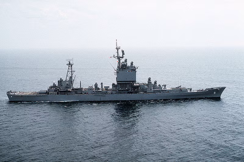 USS Long Beach cũng là chiếc tàu đầu tiên trên thế giới sở hữu công nghệ radar mạng pha được thiết kế đặt trên thượng tầng độc đáo hình hộp của con tàu.