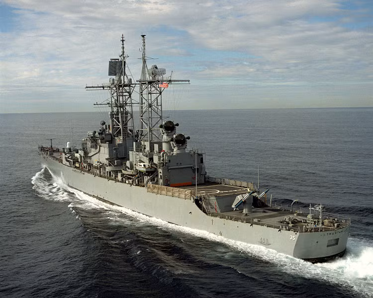USS Truxtun có lượng giãn nước toàn tải 8.659 tấn, dài 172m, thủy thủ đoàn 492 người. Khi mới biên chế, tàu được trang bị pháo hạm 127mm Mk42, tên lửa phòng không RIM-2 Terrier, tên lửa chống ngầm RUR-5. Sau năm 1979, nó được nâng cấp trang bị thêm tên lửa chống hạm Harpoon, tên lửa phòng không SM-1.