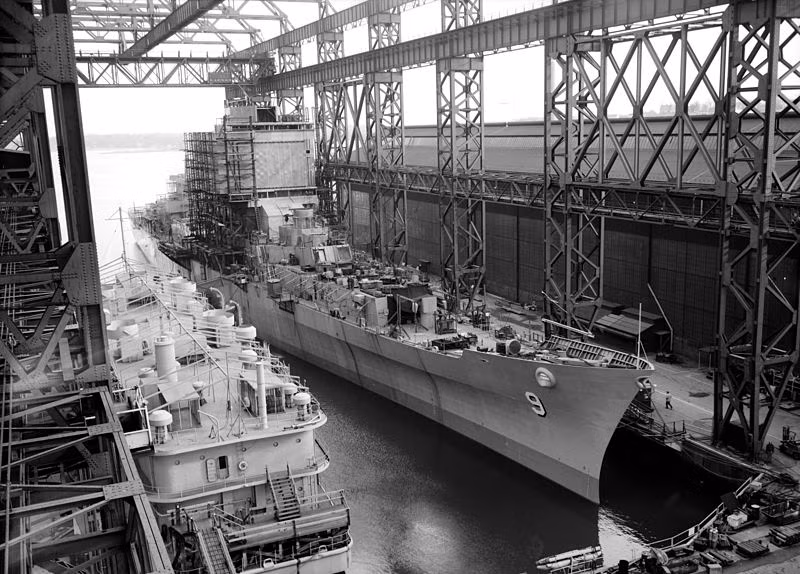 USS Long Beach là chiếc tàu duy nhất thuộc lớp cùng tên được chế tạo cho Hải quân Mỹ sử dụng. Ngoài vật liệu thép, người ta cũng dùng tới 450 tấn hợp kim nhôm để tạo nên một trong những chiến hạm tối tân nhất thế giới thời bấy giờ.