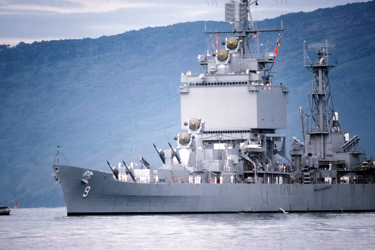 USS Long Beach (CGN-9) là chiếc tàu chiến sử dụng động lực hạt nhân đầu tiên được Mỹ chế tạo.