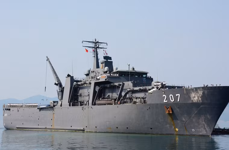 9h sáng ngày hôm qua (17/3), tàu đổ bộ Endurance (207) của Hải quân Cộng hòa Singapore cùng 81 thủy thủ đã cập cảng Cam Ranh. Đây là tàu quốc tế đầu tiên vào cảng quốc tế Cam Ranh mới khai trương của Việt Nam.