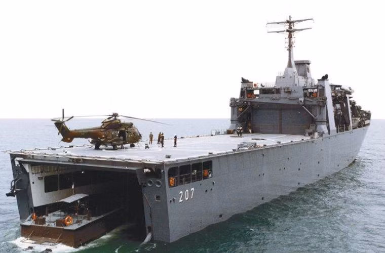 Đuôi tàu được thiết kế khoang đáy có thể làm ngập nước để tàu đổ bộ nhỏ hoặc xe lội nước di chuyển vào – ra. Đây là thiết kế trên các tàu đổ bộ đa năng hiện đại ngày nay.