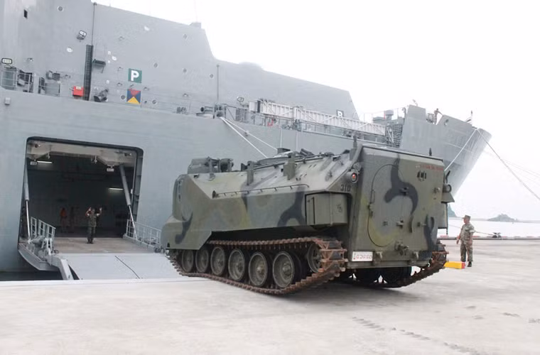 Bên hông tàu được bố trí một cánh cửa lớn với hệ thống thủy lực nâng hạ để các phương tiện bọc thép có thể di chuyển vào. Theo thiết kế, Endurance có khả năng chở 18 xe tăng, xe bọc thép hoặc 20 xe tải.