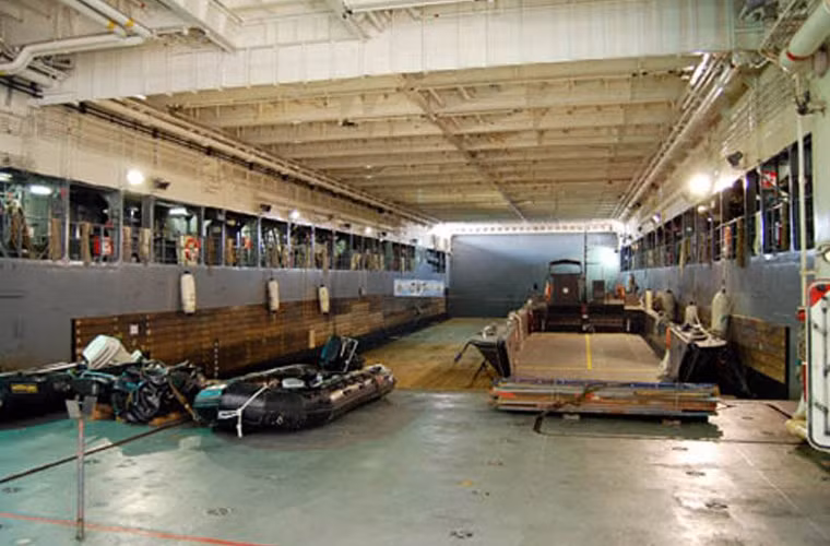 Khoang đáy của tàu có thể chở được 4 tàu cao tốc FCEU 13m và hai tàu đổ bộ nhỏ dài 25m.