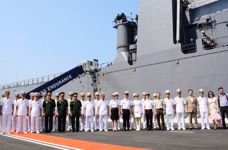 RSS Endurance (207) là chiếc tàu đầu tiên thuộc lớp tàu đổ bộ lớn nhất Singapore Endurance (cùng tên). Tổng công, Hải quân Singapore có trong biên chế 4 chiếc loại này. Đáng lưu ý, các tàu này đều do công ty ST Engineering (Marine) của Singapore tự thiết kế, chế tạo hoàn toàn trong nước. Thiết kế Endurance đưa Singapore trở thành quốc gia đầu tiên ở khu vực tự chế tạo được một tàu đổ bộ cỡ lớn, hiện đại với chiếc đầu tiên hạ thủy năm 1998.