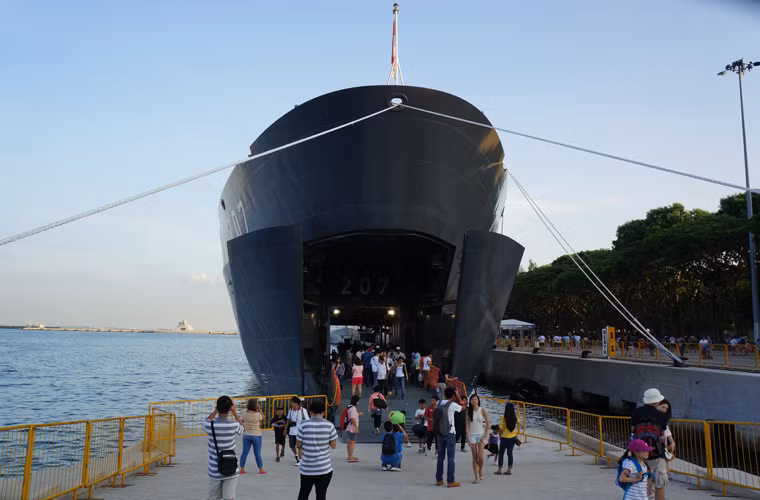 Trong ảnh, mũi tàu được thiết kế với hai cánh cửa cho phép xe tăng, xe bọc thép có thể di chuyển từ đằng mũi ra.