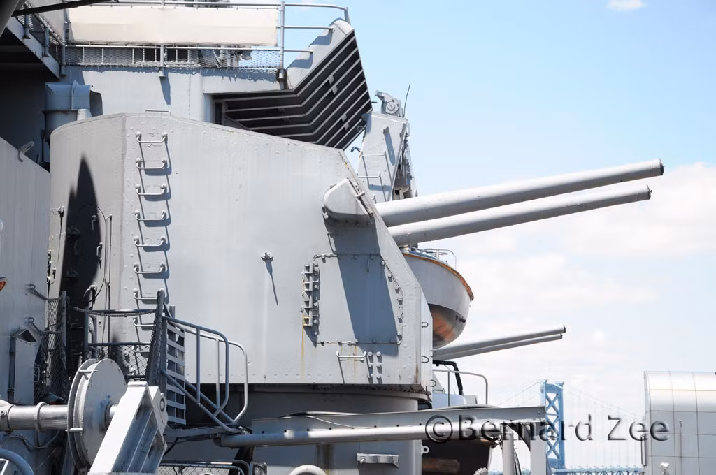 Khẩu pháo 127mm nòng kép này có tốc độ bắn ước đạt 15 phát/phút, góc nâng hạ nòng từ -15 độ tới 85 độ. Tầm bắn của pháo theo phương ngang (chống mục tiêu mặt nước) là 16.000m, trong vai trò chống máy bay thì tầm cao đạt được là 11.300m với góc nâng nòng 85 độ. Dùng đạn xuyên giáp, 127mm Mk12 có thể xuyên giáp dày 127mm ở cự ly bắn 3,6km, 51mm nếu bắn xa hơn 10mm.