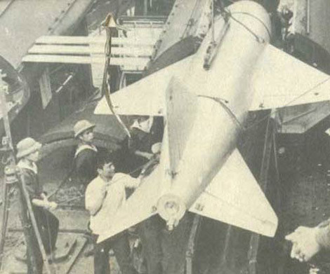 Cuối năm 1977 thì công việc thi công hoàn chỉnh. Đến ngày 30 Tết âm lịch Mậu Ngọ 1978, Bộ Tư lệnh tổ chức bắn thử nghiệm vào đảo Hòn Tý, một đảo nhỏ trong quần đảo Phú Quý. Kết quả sau khi tên lửa được bắn đi, đạn đã trúng mục tiêu. Tư lệnh Giáp Văn Cương đánh giá cao kết quả quá trình nghiên cứu cải tiến tên lửa P-15 đạt hiệu quả tốt và tặng bằng khen cho các đồng chí cán bộ, kỹ sư tham gia thực hiện đề án này. Ảnh: Tên lửa chống hạm P-15 trên tàu tên lửa Komar của Hải quân Nhân dân Việt Nam.