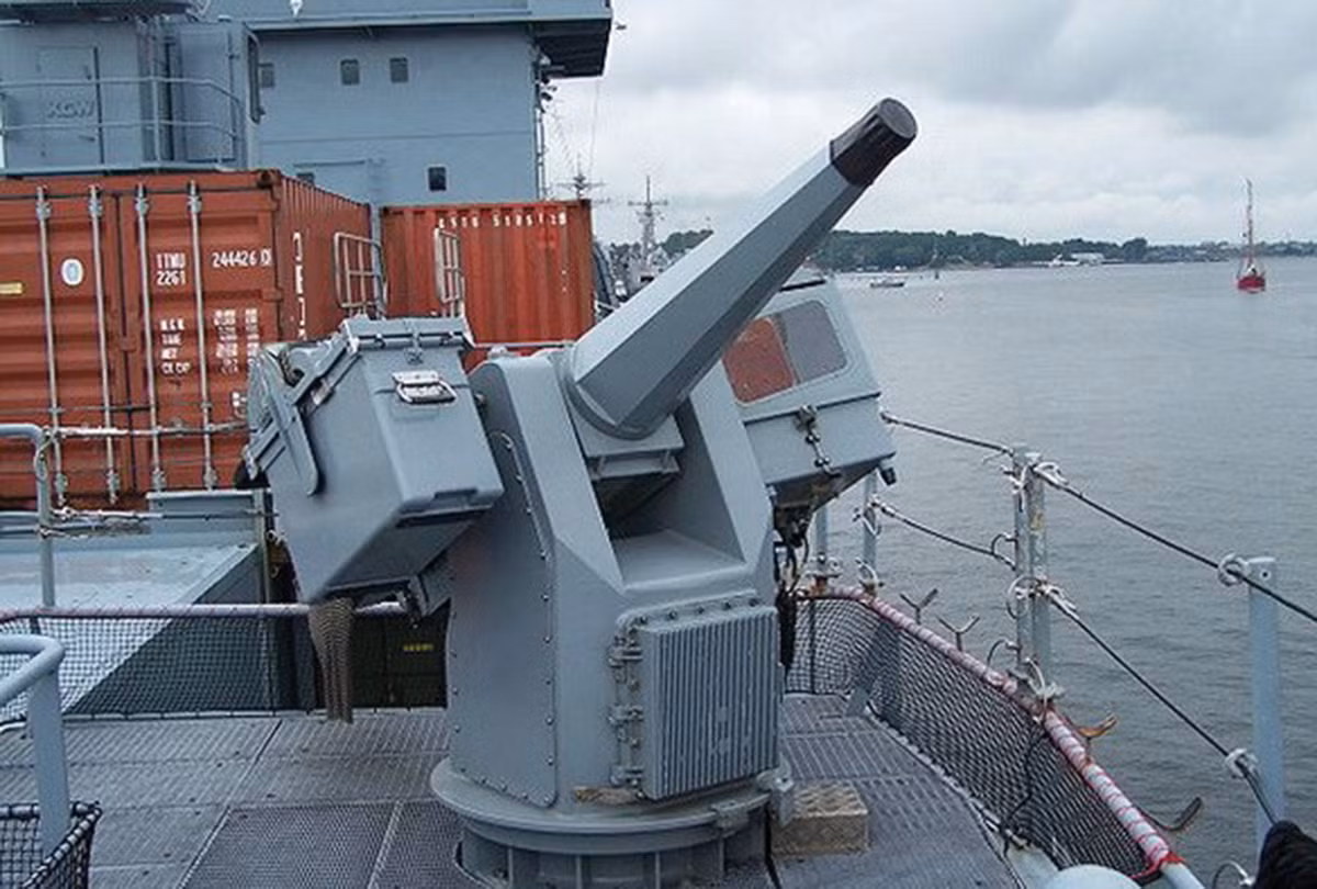 Modul thiết bị phóng laser gồm những ống phóng laser tương tự như nòng súng, mỗi nòng có công suất 20kw và được điều khiển độc lập.