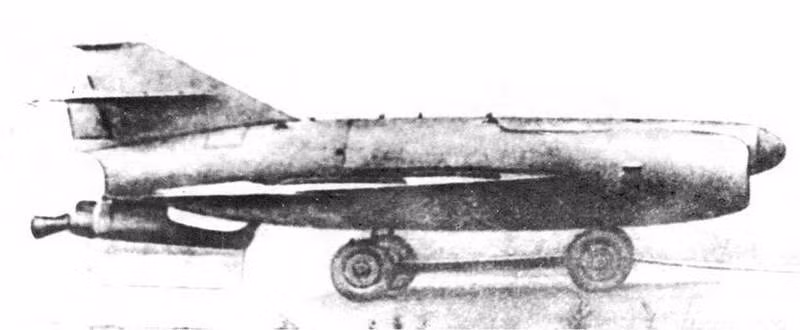 Đó là tên lửa chống hạm đầu tiên của Liên Xô - KSShch (hay còn gọi là 4K32, P-1 hoặc định danh NATO là SS-N-1). Tên lửa nặng tới 3,1 tấn, mang đầu đạn hạt nhân, tầm bắn khoảng 40km, dẫn đường quán tính. Nó được triển khai chủ yếu trên các khu trục hạm Project 56M và Project 57A.