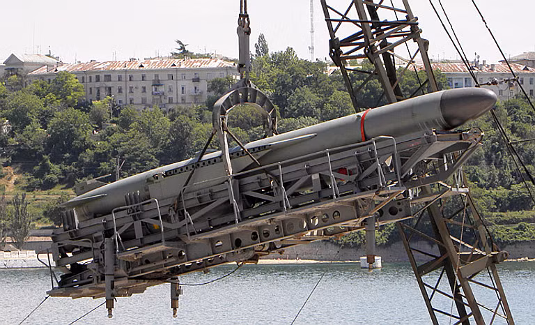 P-120 nặng 3,1 tấn, dài 8,84m, trang bị hai động cơ khởi tốc nhiên liệu rắn và một động cơ phản lực cho tốc độ bay tối đa Mach 0,9. Trên đạn được trang bị radar đo cao vã dẫn đường pha cuối băng L.