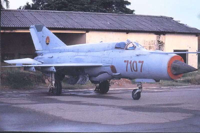 Tới khi Không quân Campuchia muốn “sửa lỗi lầm” với MiG-21 thì đã quá muộn. 20 chiếc MiG-21 ở trong tình trạng tồi tệ, chưa kể việc thiếu nhiều phụ tùng do dây chuyền sản xuất bị ngừng lại. Đó thực sự là sự phí phạm với những cỗ máy chiến tranh tối tân này.