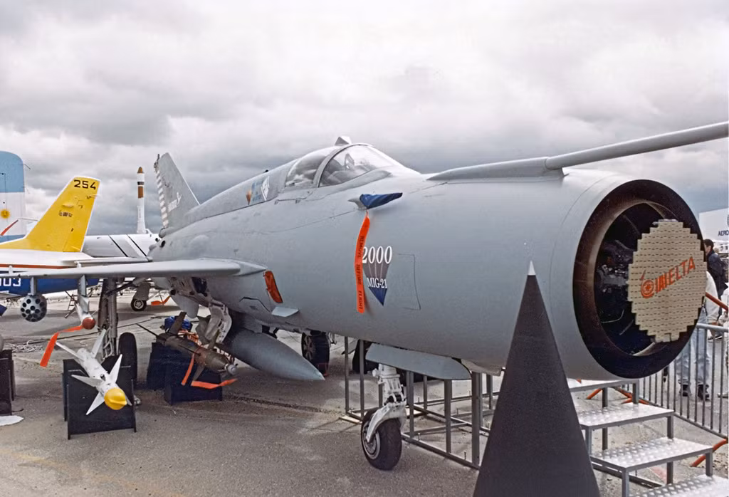 MiG-21-2000 cũng thay thế radar RP-21MA có tầm trinh sát “cực ngắn” bằng radar điều khiển hỏa lực EL/M-2032 có thể phát hiện và theo dõi mục tiêu ở cự ly xa đến 150km. Radar có thể theo dõi đồng thời 8 mục tiêu và dẫn hướng tên lửa diệt một mục tiêu trong số đó.