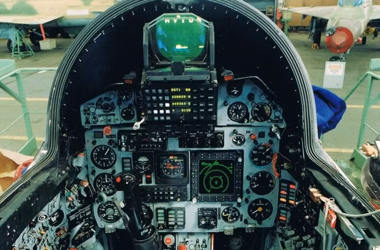 Cận cảnh buồng lái MiG-21-2000 với bố cục “thân thiện” phi công, tích hợp thêm nhiều công nghệ tiêm kích thế hệ 4, thay kiểu nắp kính buồng lái. Buồng lái lắp đặt hệ thống màn hình HUD (trước mặt phi công), màn hình tinh thể lỏng đa năng hiển thị thông số kỹ thuật bay thông cho dãy đồng hồ, trang bị thanh điều khiển HOTAS, cặp thiết bị bán dẫn camera (CCD).