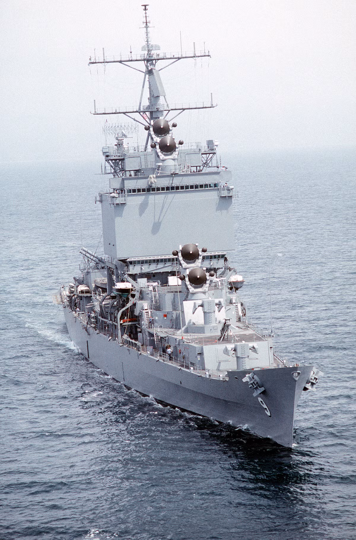 Ngoài radar mạng pha, trên tuần dương hạm này còn được trang bị hàng loạt radar khác gồm: cảnh giới đường không 3 tham số SPS-48, 2 tham số SPS-49; radar điều khiển hỏa lực tên lửa Talos SPG-49; radar điều khiển hỏa lực tên lửa Terrier SPG-55 (anten có màu đen trong ảnh)...