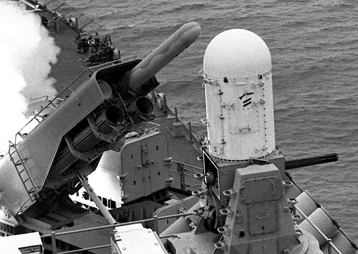 Năm 1980, con tàu trải qua một lần đại tu nâng cấp lớn triển khai thêm loạt vũ khí mới gồm: tên lửa phòng không tầm xa Standard SM-1(ER); tên lửa hành trình Tomahawk chứa trong các hộp phóng (trong ảnh); tên lửa chống hạm Harrpoon và tổ hợp pháo CIWS Phalanx.