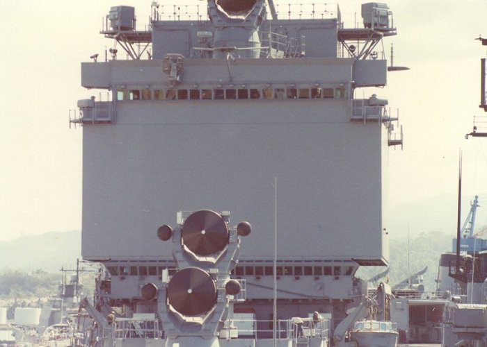 USS Long Beach (CGN-9) được thiết kế với phần kiến trúc thượng tầng cực kỳ độc đáo, giống hộp hình vuông. Thực ra, "cái hộp vuông" đó là nơi lắp đặt hệ thống SCANFAR - hệ thống radar mạng pha chủ động đầu tiên của Hải quân Mỹ. SCANFAR bao gồm radar mạng pha AN/SPS-32 (cảnh giới đường không) và AN/SPS-33 (theo dõi mục tiêu, cung cấp độ cao và góc phương vị).