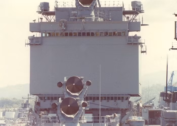 USS Long Beach (CGN-9) được thiết kế với phần kiến trúc thượng tầng cực kỳ độc đáo, giống hộp hình vuông. Thực ra, "cái hộp vuông" đó là nơi lắp đặt hệ thống SCANFAR - hệ thống radar mạng pha chủ động đầu tiên của Hải quân Mỹ. SCANFAR bao gồm radar mạng pha AN/SPS-32 (cảnh giới đường không) và AN/SPS-33 (theo dõi mục tiêu, cung cấp độ cao và góc phương vị).