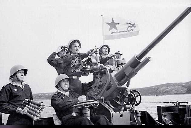 . …ba bệ pháo phòng không 37mm…