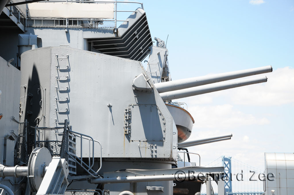 Khẩu pháo 127mm nòng kép này có tốc độ bắn ước đạt 15 phát/phút, góc nâng hạ nòng từ -15 độ tới 85 độ. Tầm bắn của pháo theo phương ngang (chống mục tiêu mặt nước) là 16.000m, trong vai trò chống máy bay thì tầm cao đạt được là 11.300m với góc nâng nòng 85 độ. Dùng đạn xuyên giáp, 127mm Mk12 có thể xuyên giáp dày 127mm ở cự ly bắn 3,6km, 51mm nếu bắn xa hơn 10mm.