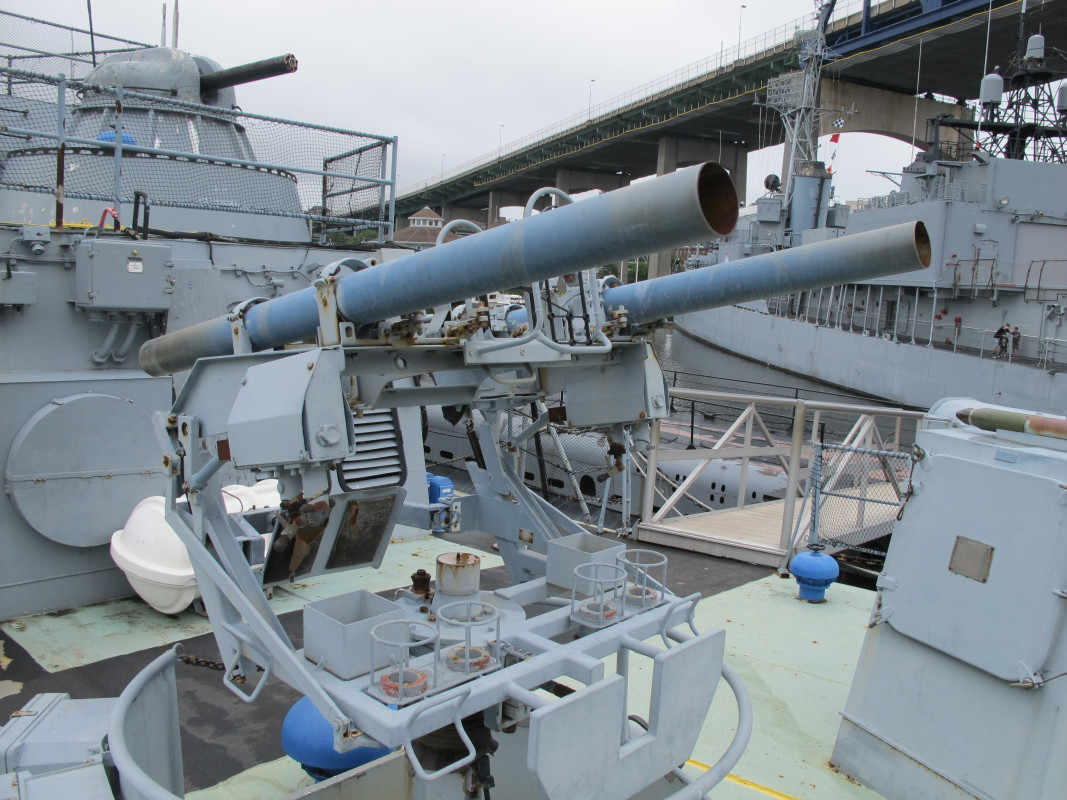 Ngoài tên lửa chống hạm P-15, Hải quân Nhân dân Việt Nam còn trang bị cho chiến hạm HQ-01 giá phóng tên lửa phòng không Strela-10 có tầm bắn 50-1.500m, dùng đầu tự dẫn hồng ngoại…