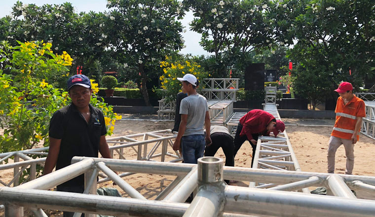 Không khí làm việc hết sức khẩn trương.