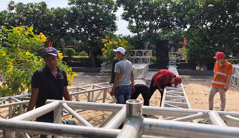 Không khí làm việc hết sức khẩn trương.