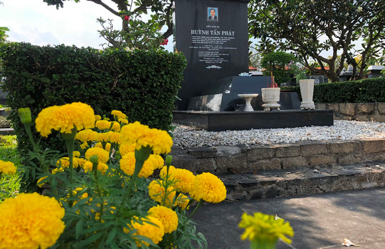 Phó Chủ tịch Hội đồng Nhà nước, Kiến trúc sư Huỳnh Tấn Phát (1913 - 1989) được an nghỉ tại Nghĩa trang TP HCM.