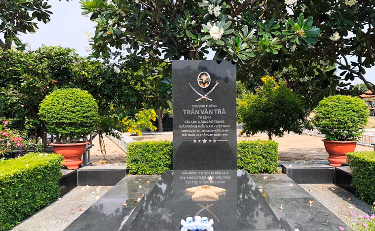 Thượng tướng Trần Văn Trà (1919 - 1996), Tư lệnh các lực lượng Võ trang Giải phóng Miền Nam Việt Nam an nghỉ tại Nghĩa trang TP HCM.