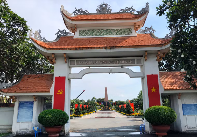 Sau lễ viếng, lễ truy điệu vào sáng 3/5 tại Nhà tang lễ Quốc gia số 5 Trần Thánh Tông, Hà Nội, linh cữu Đại tướng Lê Đức Anh sẽ di chuyển và an táng tại Nghĩa trang TP HCM (quận Thủ Đức) vào 17h chiều cùng ngày.