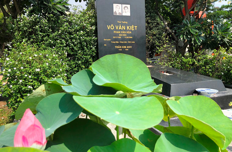 Cố Thủ tướng Võ Văn Kiệt (1922 - 2008) và phu nhân an nghỉ tại Nghĩa trang TP HCM.