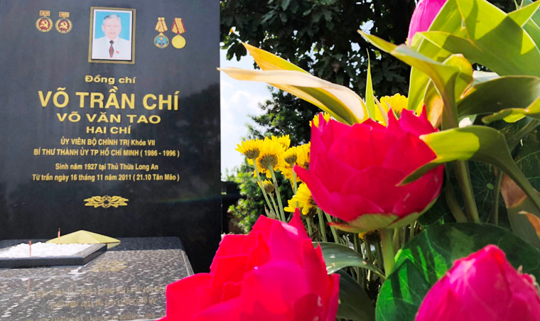 Cố Bí thư Thành ủy TP HCM Võ Trần Chí (sinh năm 1927). Mất ngày 16/11/2011, an táng tại Nghĩa trang TP HCM.