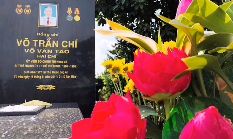 Cố Bí thư Thành ủy TP HCM Võ Trần Chí (sinh năm 1927). Mất ngày 16/11/2011, an táng tại Nghĩa trang TP HCM.