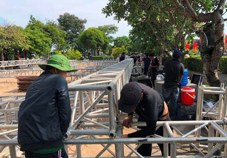 Chiều 29/4, dù đang trong những ngày nghỉ lễ và bất chấp nắng nóng gay gắt, nhưng rất đông công nhân vẫn khẩn trương thực hiện công việc chuẩn bị lễ an táng Đại tướng Lê Đức Anh.