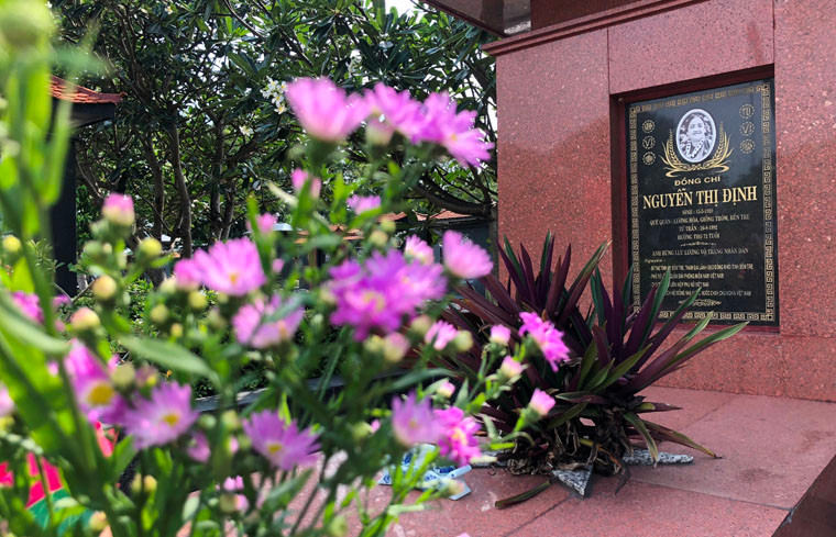 Mộ phần của bà Nguyễn Thị Định (1920 - 1992) - Anh hùng Lực lượng Vũ trang, Phó Chủ tịch Hội đồng Nhà nước Việt Nam.