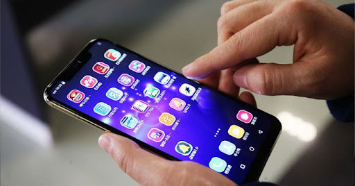 Theo thông tin từ gia đình, chiều cùng ngày, cháu M. được anh trai là Vàng Seo Vềnh (SN 2001) dắt ra khu vực trường mầm non gần nhà để chơi. Do mải dùng điện thoại, tới lúc quay ra thì Vềnh đã không thấy em đâu cả. Ngay sau khi vụ việc xảy ra, trong số những người thân của cháu M. Vềnh chính là người tỏ ra đau đớn và sốt sắng nhất. Vềnh cho rằng, chính mình là người có lỗi khiến cháu M. bị mất tích. (Ảnh minh họa, nguồn internet) 