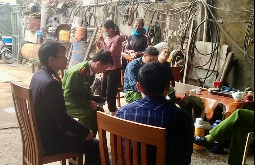 Nhìn thi thể cậu con trai bé bỏng nằm bất động trên tấm phản, đặt giữa nhà, vợ chồng anh Chà không kìm được những giọt nước mắt xót xa. Tuy nhiên, sau đó nhận thấy cái chết của cháu M. có rất nhiều điểm bất thường nên gia đình đã trình báo cơ quan công an. Qua kết quả khám nghiệm tử thi, bước đầu cơ quan điều tra xác đinh, cháu M. tử vong trong khoảng thời gian từ 16- 18h ngày 4/5 do ngạt cơ học, có dị vật ở khí quản, nghi vấn án mạng. Vụ án đang trong quá trình điều tra, thì bất ngờ Vàng Seo Vềnh rời đi khỏi địa phương, không có lý do. (Ảnh minh họa, nguồn internet) 