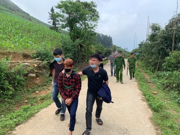 Tại cơ quan điều tra, Vềnh khai, biết Vềnh có nguyện vọng ra ở riêng, anh Chà hứa sẽ chia đất cho. Tuy nhiên, khi say rượu, anh Chà lại chỉ nhắc tới việc chia đất cho cháu M. Khoảng 15h ngày 4/5, khi bố đẻ và mẹ kế đi làm dặn Vềnh ở nhà trông em, đối tượng đã nảy ý định sát hại em trai. Vềnh dắt em xuống trường mầm non gần nhà chơi gần 10 phút thì đưa xuống khu rừng vầu. Tại đây, đối tượng đã xuống tay sát hại em trai rồi vùi lấp xuống hố đất. (Lực lượng chức năng dẫn giải đối tượng Vàng Seo Vềnh đến hiện trường vụ án) 