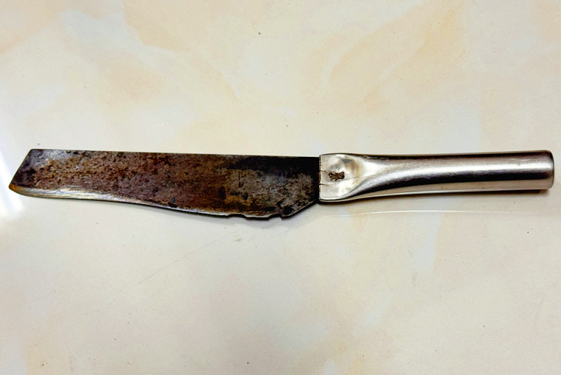 Ban Chuyên án triển khai đồng bộ các biện pháp nghiệp vụ, giám sát chặt di biến động của Nguyễn Thị Kiều Phương. Cùng thời điểm này, một mũi công tác khác tiến hành thu thập, dựng hình ảnh cho những người liên quan nhận diện đối tượng. Xác định Phương là nghi phạm hàng đầu, vào 19h ngày 19/2, chưa đầy 48 giờ từ khi tiếp nhận tin báo, Ban chuyên án đã bắt giữ Phương và khám xét nơi ở, thu giữ được hung khí gây án là cây dao và cây búa đập thịt heo cùng với nhiều đồ vật, tài sản có liên quan. (Con dao gây án)