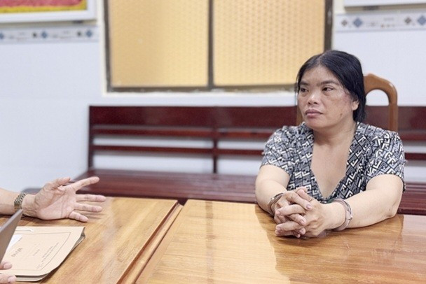 Gặp nhau, gần mé sông Ông Chưởng, ông Thuận nói Phương đi xuống mé sông để nói chuyện thì sẽ cho mượn vàng. Lúc này, Phương mở cốp xe cầm theo cây búa. Khi xuống mé sông, Phương đã cầm cây búa đánh nhiều lần vào phía sau gáy làm nạn nhân té nằm sấp xuống đám lục bình. Sau đó Phương tiếp tục dùng búa, dao sát hại nạn nhân một cách dã man. Thấy nạn nhân đã chết, Phương tháo lấy 3 chiếc nhẫn trên tay rồi đi về nhà tắm rửa, thay đồ, giặt quần áo.