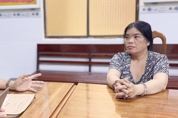 Gặp nhau, gần mé sông Ông Chưởng, ông Thuận nói Phương đi xuống mé sông để nói chuyện thì sẽ cho mượn vàng. Lúc này, Phương mở cốp xe cầm theo cây búa. Khi xuống mé sông, Phương đã cầm cây búa đánh nhiều lần vào phía sau gáy làm nạn nhân té nằm sấp xuống đám lục bình. Sau đó Phương tiếp tục dùng búa, dao sát hại nạn nhân một cách dã man. Thấy nạn nhân đã chết, Phương tháo lấy 3 chiếc nhẫn trên tay rồi đi về nhà tắm rửa, thay đồ, giặt quần áo.