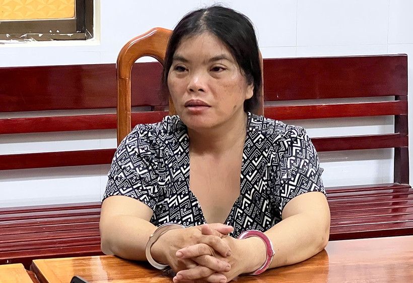 Sau đó, Phương đem ném bỏ cây búa ngay dưới mé sông sau nhà còn cây dao thì rửa sạch máu để lại vào bếp. Sau đó, Phương tiếp tục mở tiệm bán bún riêu như thường lệ. Đến khoảng 7h ngày 18/2, Phương chạy xe máy đến tiệm vàng ở ấp An Quới, xã An Thạnh Trung, huyện Chợ Mới bán 3 nhẫn vàng được hơn 33 triệu đồng, đem về nhà cất giấu 18,8 triệu đồng trong tủ, số còn lại Phương đem trả nợ của những người vay trước đó và tiêu xài cá nhân. Với hành vi phạm tội của mình đối tượng sẽ phải trả giá đắt trước pháp luật. 