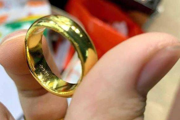 Khoảng 30 phút sau, gia đình phát hiện xe đạp của ông Thuận dựng trong lề đường tại ấp Long Hòa 1, nghi vấn ông Thuận có thể té xuống sông Ông Chưởng nên tổ chức mò tìm. Con trai ông Thuận phát hiện đám cây lục bình nhô lên, kiểm tra bên dưới phát hiện thi thể. Gia đình cũng phát hiện 3 chiếc nhẫn (1 nhẫn trơn trọng lượng 2 chỉ vàng 24K, 1 nhẫn trơn 1 chỉ vàng 24K, 1 nhẫn kiểu có cẩn hột đá màu trắng 1 chỉ vàng 18K) ông Thuận đeo trên tay và khoảng 1 triệu đồng mang theo đã bị mất. (Ảnh minh họa, nguồn internet)