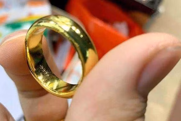 Khoảng 30 phút sau, gia đình phát hiện xe đạp của ông Thuận dựng trong lề đường tại ấp Long Hòa 1, nghi vấn ông Thuận có thể té xuống sông Ông Chưởng nên tổ chức mò tìm. Con trai ông Thuận phát hiện đám cây lục bình nhô lên, kiểm tra bên dưới phát hiện thi thể. Gia đình cũng phát hiện 3 chiếc nhẫn (1 nhẫn trơn trọng lượng 2 chỉ vàng 24K, 1 nhẫn trơn 1 chỉ vàng 24K, 1 nhẫn kiểu có cẩn hột đá màu trắng 1 chỉ vàng 18K) ông Thuận đeo trên tay và khoảng 1 triệu đồng mang theo đã bị mất. (Ảnh minh họa, nguồn internet)