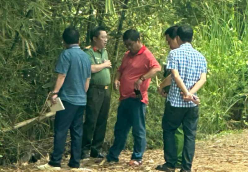 Nạn nhân được xác định là ông Bùi Văn Thuận (74 tuổi, nơi cư trú: ấp Long Định, xã Long Kiến, huyện Chợ Mới, tỉnh An Giang). Người nhà cho biết, vào khoảng 1h ngày 18/2, ông Thuận đi xe đạp từ nhà ở ấp Long Định (xã Long Kiến) đi đến chợ Mương Tịnh (ấp Long Hòa 1, xã Long Kiến) để phụ vợ và con dâu giao thịt heo, chả cá cho khách. Đến khoảng 8h cùng ngày, gia đình không thấy ông về nên chia nhau tìm kiếm.