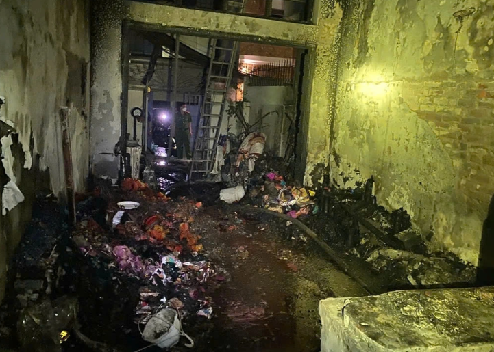 Chay nha trong ngo sau o Ha Noi khien 2 nguoi tu vong